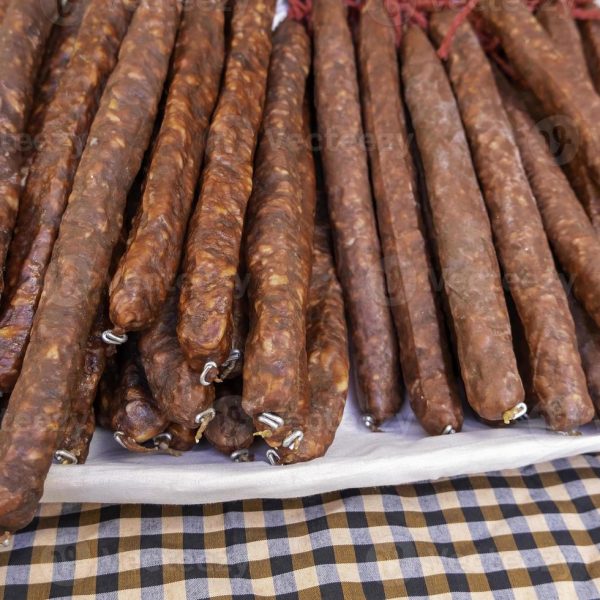 19137663-droog-worst-in-een-markt-foto